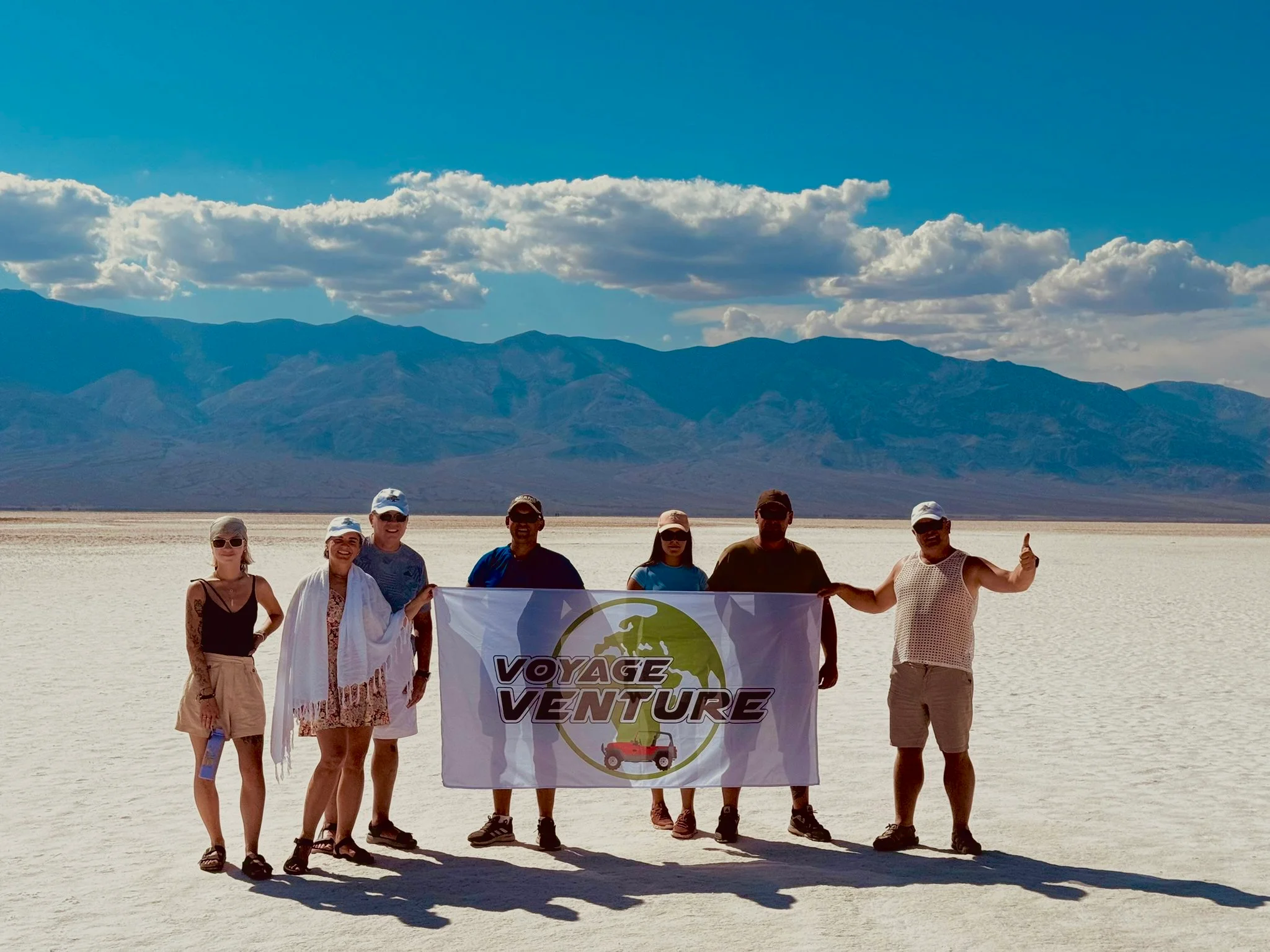 grupa podróżników w Death Valley, USA wycieczka przygoda