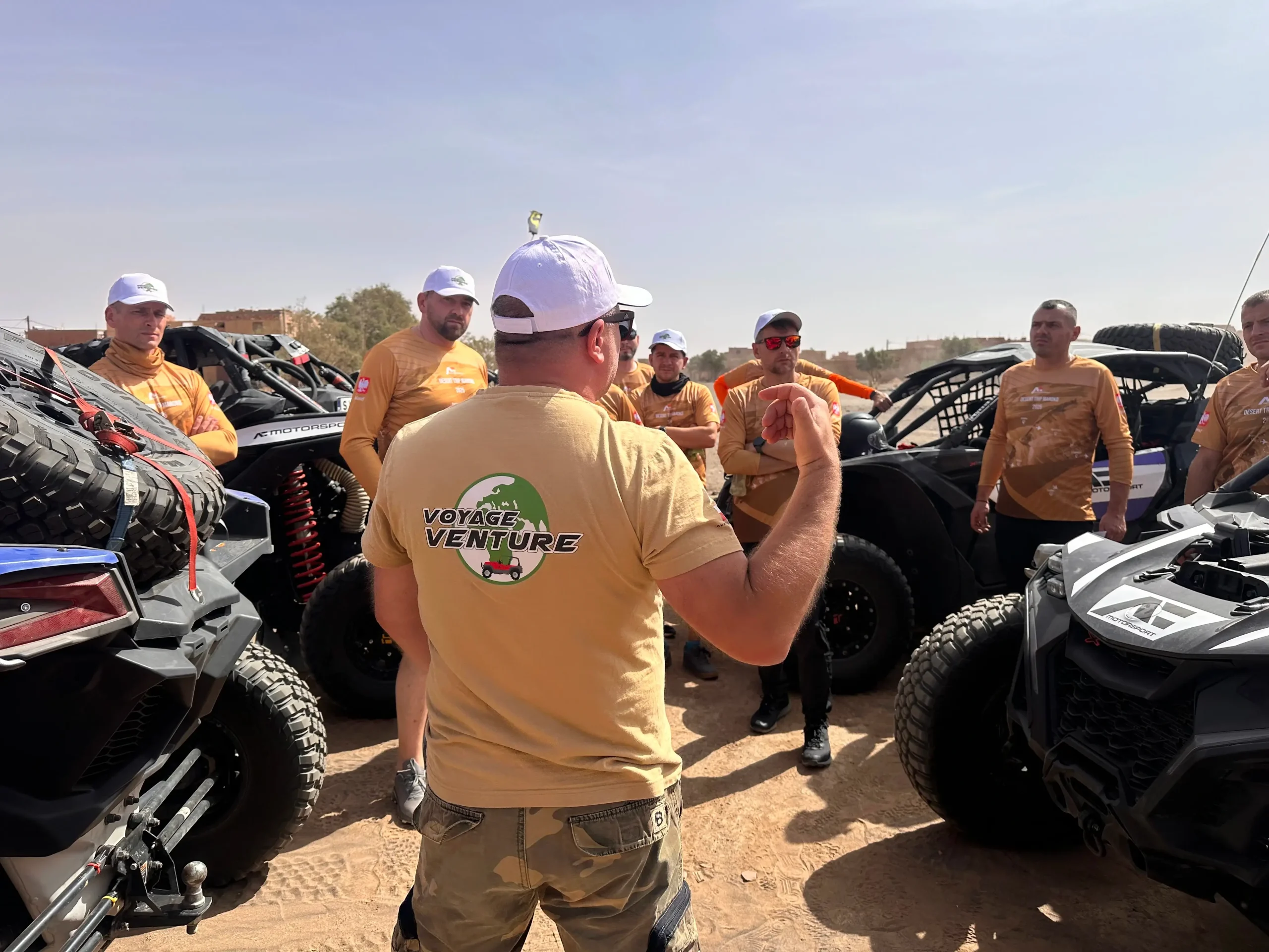 Odprawa techniczna uczestników wyprawy przed startem etapu off-road.